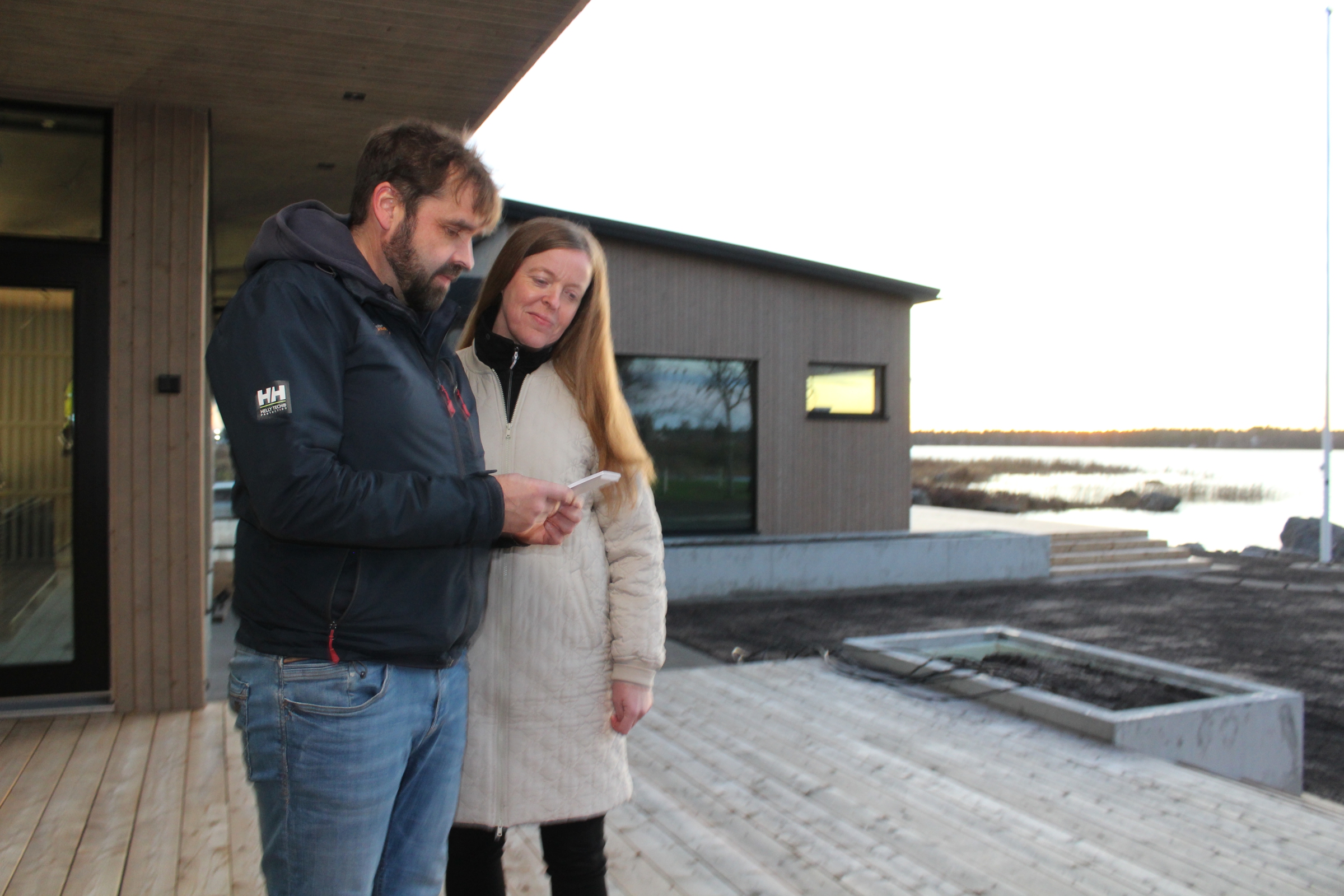 Terassilla Antti ja Maritta Österberg voivat nauttia merinäköalasta.