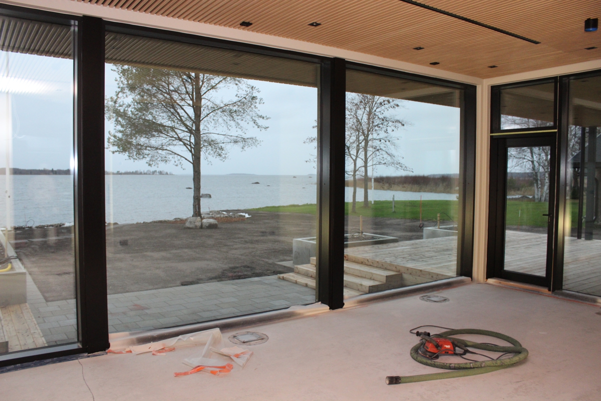  Olohuoneessa on isot ikkunat merelle päin.