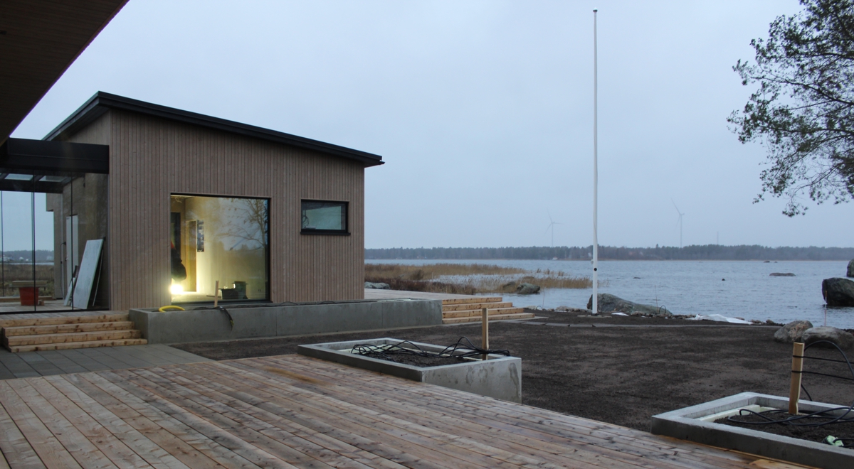  Rantasauna on erillinen rakennus terassin ja meren välissä