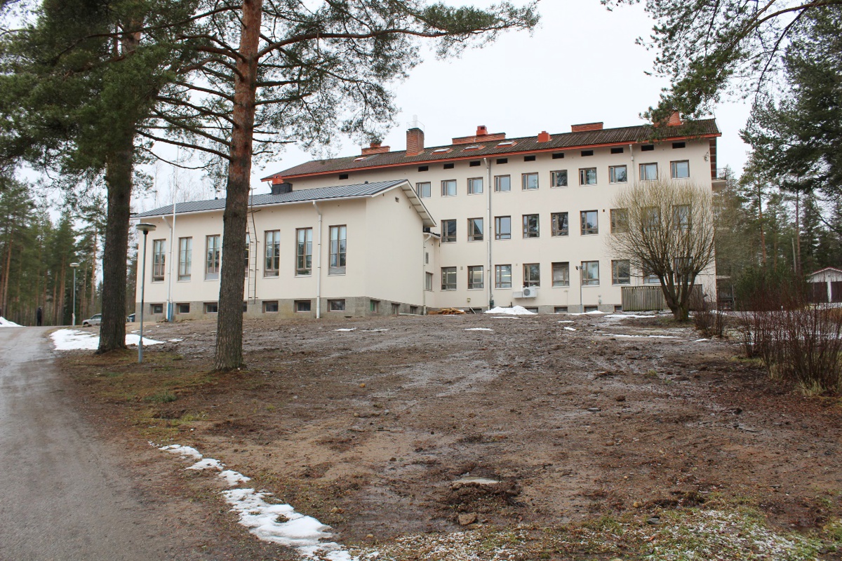 Borrhålen för bergvärmen och säsonglagringen finns i marken framför skolan.