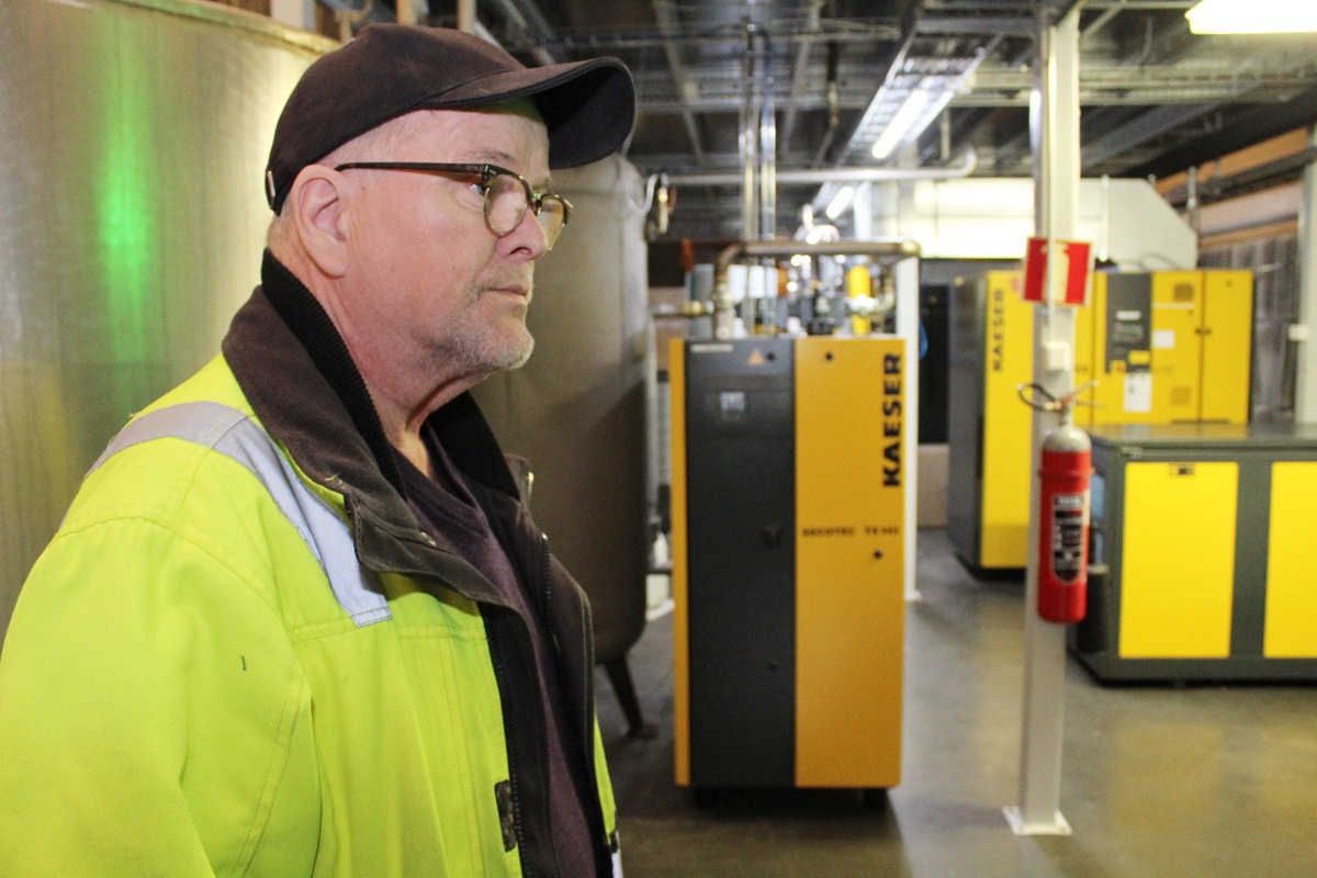 Projektchef Jari Myllykangas är nöjd med hur systemet med att överskottsvärmen från kompressorerna i Finn Spring lagras i marken för att tas tillvara senare.